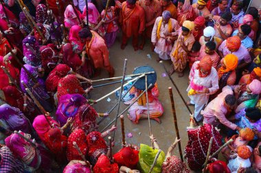 Kadınlar erkekleri sopayla dövüyor, Lathmar Holi festivali, Mathura, Uttar Pradesh, Hindistan, Asya 