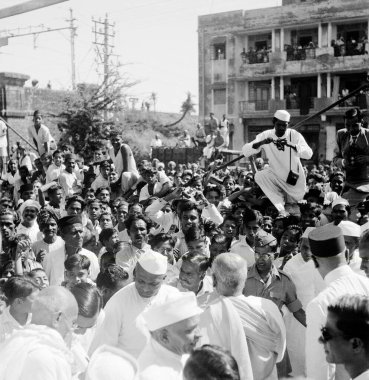Mahatma Gandhi, Sardar Patel ve diğerleri 1945 Mumbai istasyonunda.   