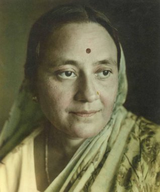 Eski, orijinal siyah beyaz 1900 'lü yılların gümüş jelatin baskılı el yazısı Hint kadın portresi 1940' ların