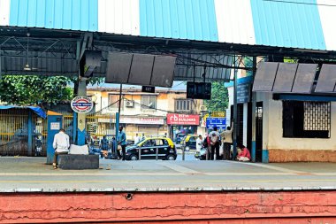Mahim Kavşağı Tren İstasyonu Yolu, Mumbai, Maharashtra, Hindistan, Asya