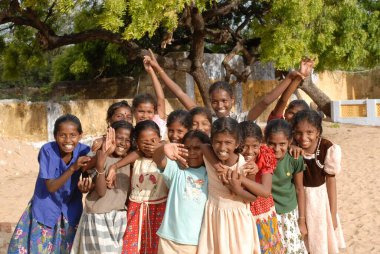 Manappad köyündeki çocuklar; Tamil Nadu; Hindistan