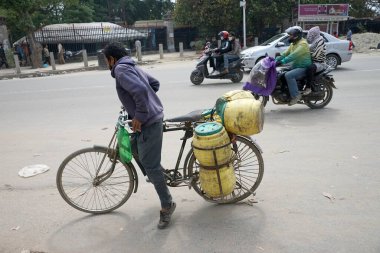İçilebilir su taşıyan adam, Kathmandu, Nepal, Asya