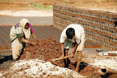 Sangli köyündeki tuğla fabrikasındaki tuğla imalatçıları; Maharashtra; Hindistan