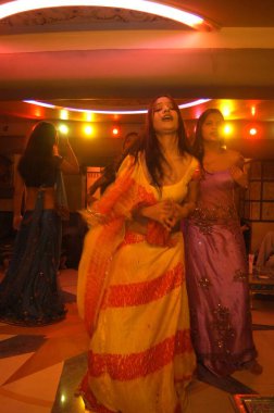 Bombay Mumbai, Maharashtra, Hindistan 'da barda dans eden süslü kızlar. 