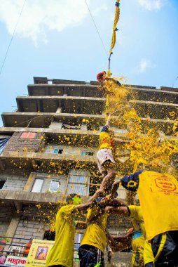 Erkekler piramidi yıkıyor Dahi Handi, Janmashtami festivali, Mumbai, Maharashtra, Hindistan, Asya 