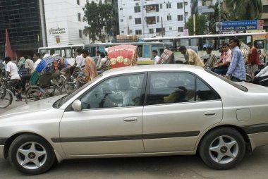 Bangladeş, Dhaka 'nın işlek caddesinde bir araba. 