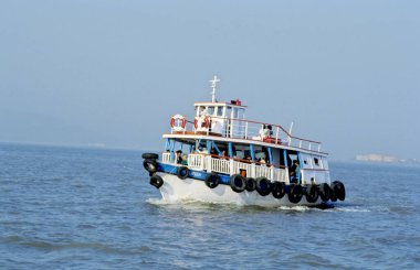 Gündüz vakti denizdeki yolcu teknesinde kalabalık  