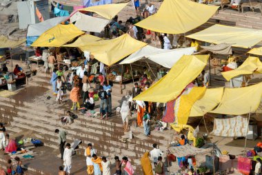 Seyyahlar Omkareshwar 'da Narmada Nehri' nde, Khandva Bölgesi 'nde, Madhya Pradesh' te, Hindistan 'da banyo yaparlar.