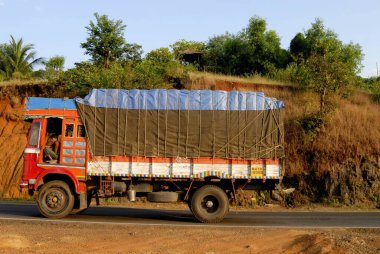 Hızlı hareket eden kamyon, 17 numaralı otoyolda ağır araçların trafiği Chiplun, Konkan bölgesinde, Ratnagiri Bölgesi, Maharashtra, Hindistan 