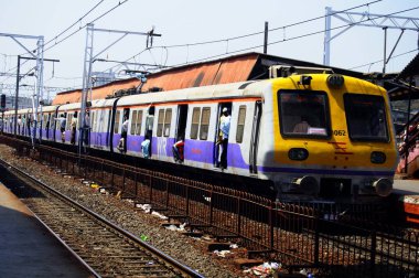 Batının tanıttığı yeni sarı ve mor tren; Bombay Mumbai; Maharashtra; Hindistan