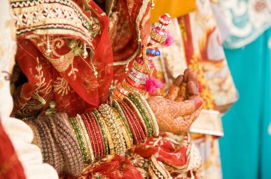 indian married bride, varanasi, uttar pradesh, Asia, India clipart