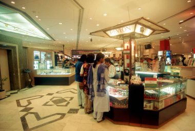 Mağazadaki müşteriler; Mumbai Bombay; Maharashtra; Hindistan