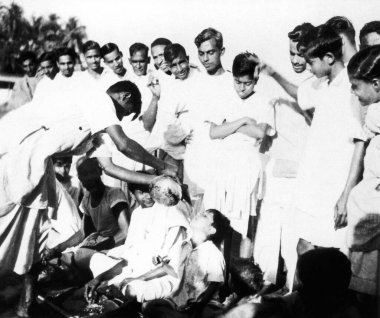 Chandipur 'da, Noakhali' de, Doğu Bengal 'de Hindulara ve Müslümanlara su dağıtılıyor. 