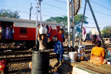 Maharashtra, Hindistan, Harbour hattının yanındaki gecekondu mahallesinde.