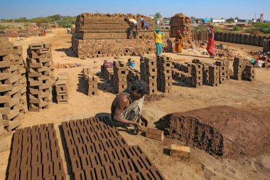 Adam tuğla yapıyor, barwani, madhya pradesh, Hindistan, Asya 