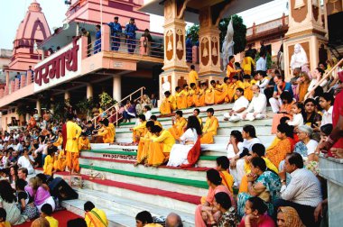 Maha kumbh mela, Rishikesh, Uttaranchal Uttarakhand, Hindistan 2010 'da Paramarth Niketan Ashram Swargashram' da dindarlar 
