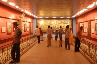Punjab 'daki Amritsar' daki Jallianwala Bagh Anıtı 'na gelen ziyaretçiler; Hindistan, 1919' daki Jalianwalabaugh Katliamı 'nı resmeden devasa tuvale baktılar; bu katliam Hindistan' ın özgürlük mücadelesinin rotasını değiştirdi.