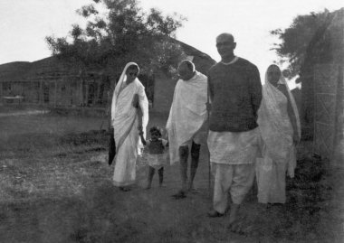 Rajkumari Amrit Kaur, Mahatma Gandhi, Mahadev Desai, Krishnadas Gandi oğlu Sharad ve Sevagram Ashram 'da yürüyen diğerleri, 1940   