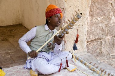 Hindistan, Rajasthan, Jodhpur 'daki Mehrang Garh kalesinde shehnai çalan müzisyen.  