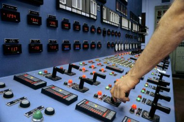 Erkek işçiyle kontrol paneli, kapatın.