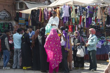 Bayanlar saat kulesi alışverişi yapıyor Jodhpur Rajasthan Hindistan Asya 