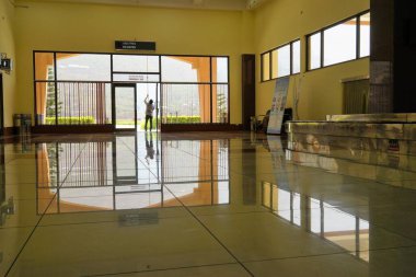 Pencere temizleme, Kullu havaalanı içi, Himachal Pradesh, Hindistan, Asya 