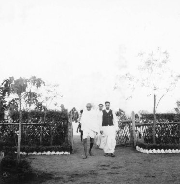 Mahatma Gandhi ve Shriman Narayan Wardha, 1945, Hindistan 'da Jeevan Kutir' in evinde. 