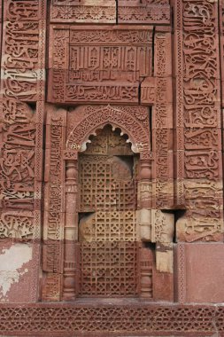 Kutub Minar kompleksindeki İslami süslemeler 1311 kırmızı kumtaşı, Hint-Müslüman sanatı, Delhi sultanlığı, Delhi, Hindistan UNESCO Dünya Mirası Sitesi