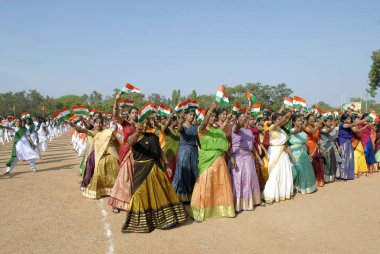 Kadınlar özel bir programda grup dansı yapıyorlar, Kerala, Hindistan 