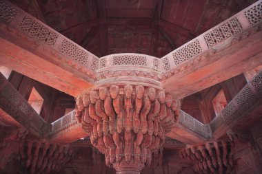 Fatehpur Sikri 'deki Diwan-e-Khas' taki sütun detayları 16. yüzyılın ikinci yarısında yapılmış kırmızı kumtaşından, Mughal İmparatorluğu 'nun başkenti Agra' dan, Uttar Pradesh, Hindistan UNESCO Dünya Mirası 'ndan 