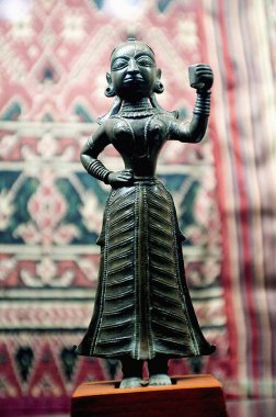 Hindistan 'daki Gujarat müzesindeki kadın heykeli.