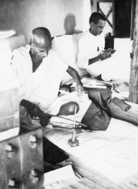 Mahatma Gandhi dönüyor Sevagram Ashram, 1940, Hindistan   