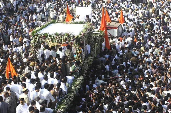 Balasaheb Thackeray mumbai maharashtra Hindistan cenaze alayı 