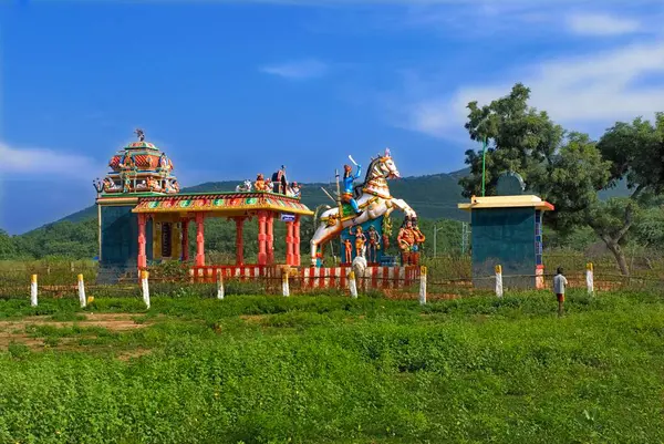 Hindistan 'da, Madurai Tamil Nadu' daki küçük, renkli Hindu tapınağı. 