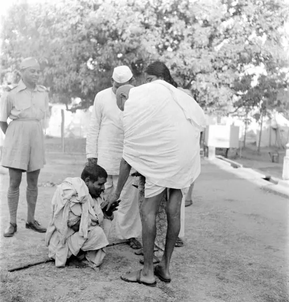 stock image Mahatma Gandhi talking to a blind villager in Bihar, India, March 1947 - MODEL RELEASE NOT AVAILABLE