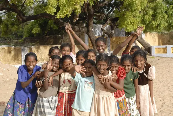 Manappad köyündeki çocuklar; Tamil Nadu; Hindistan