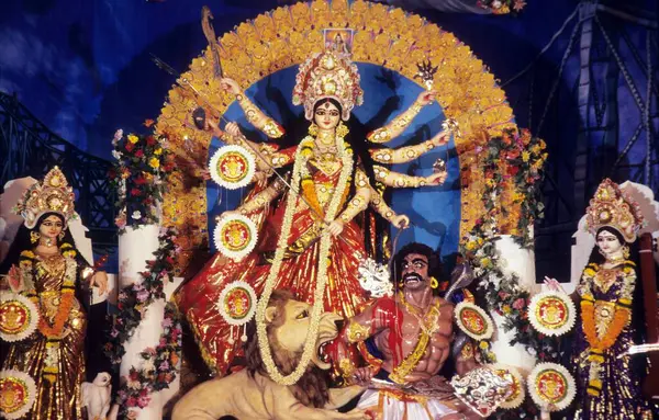 Tanrıça Durga, Dadar Mumbai Maharashtra Hindistan 'da iblisi katlediyor.