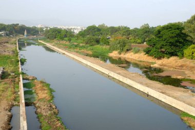 Mutha Nehri, Sinhagarh Yolu yakınında, Pune, Maharashtra, Hindistan 