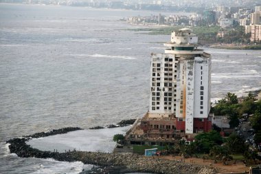 Hotel Sea Rock, Bandra Worli 'nin Arap denizindeki deniz bağlantısının inşaat alanından Bombay Mumbai, Maharashtra, Hindistan' dan görülebilir.