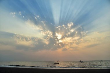 Gün batımı, güneş ışığı, güneş ışığı, güneş ışığı, Surwada plajı, Valsad, Gujarat, Hindistan, Asya