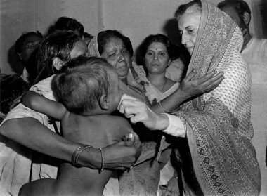 Indira Gandi bir çocuğu okşuyor, Hindistan, Asya, 1970 'ler 