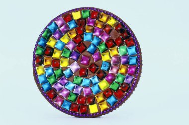 Beyaz sırt çantasındaki parlak, renkli mücevherler