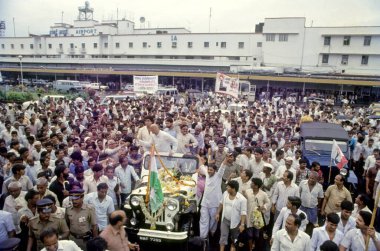 Sokaktaki politikacıların mitingi 