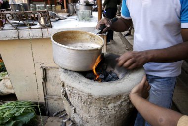 Çay geleneksel soba, Varanasi, Uttar Pradesh, Hindistan 'da hazırlanmıştır.