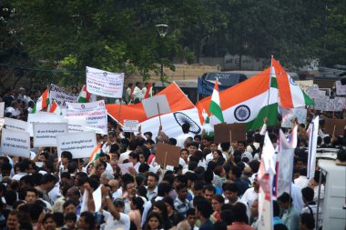 Mumbai, Maharashtra, Hindistan 'da 26 Kasım 2008' de Deccan Mücahitlerin düzenlediği terör saldırısının ardından Hindistan 'ın Gateway kentindeki toplu protesto yürüyüşüne binlerce Mumbaikars katıldı.     
