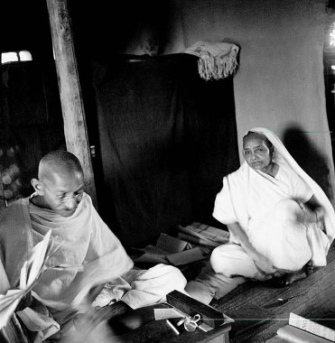 Kasturba Gandhi ve Mahatma Gandhi, Mahatma Gandhi 'nin Sevagram Ashram' daki kulübesinde, 1939  