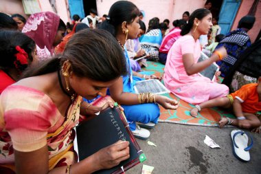 Sangli 'de açık okulda alfabeyi öğrenen seks işçisi; Maharashtra; Hindistan