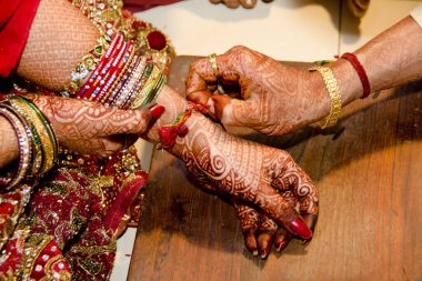 Rajasthan Hindistan 'da gelinin bilek düğümünü kaldırıyor.
