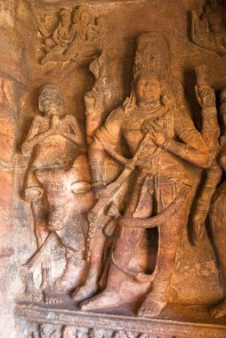 Lord Shiva ve Rishaba heykeli Badami, Karnataka, Hindistan 'da ilk mağarada. 