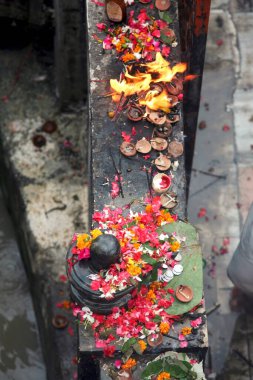 Çiçeklerle kaplı bir Shivlinga, Har Ki Pauri kelimenin tam anlamıyla Haridwar 'ın en kutsal Ghat' ı olarak kabul edilir, Hindistan 'ın Uttaranchal kentinde Ganga nehrinin kıyısında kutsal bir şehir konumlanmıştır. 